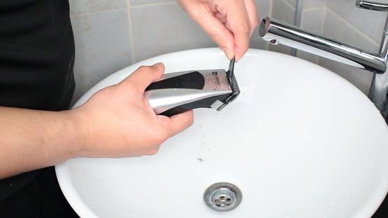 550px-nowatermark-Use-a-Beard-Trimmer-Step-12-Version-7-compressor